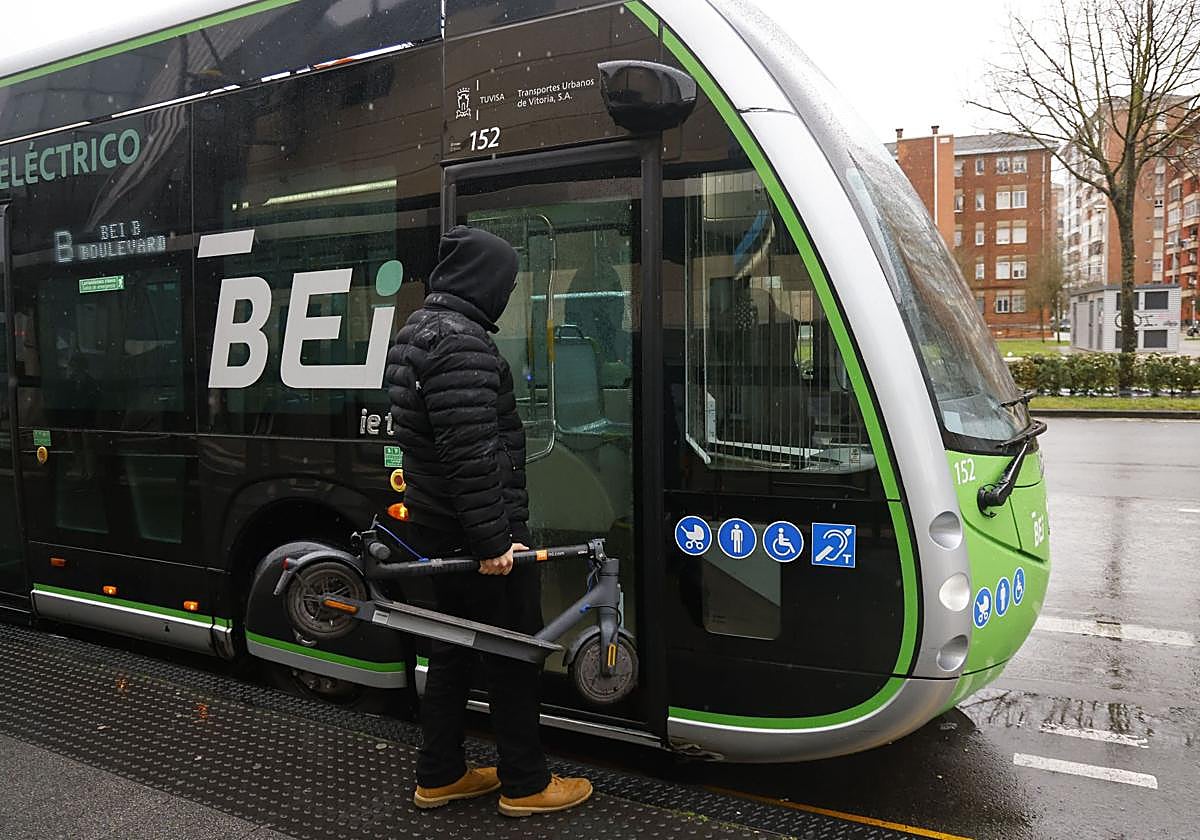 Tuvisa mantendrá al menos cuatro meses más la prohibición de acceder con patinetes a los urbanos