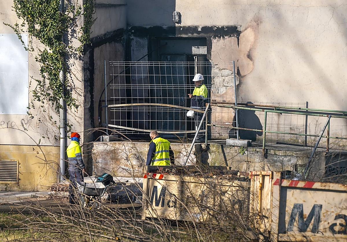 Operarios de Seranco, ayer mismo en el entorno del futuro equipamiento