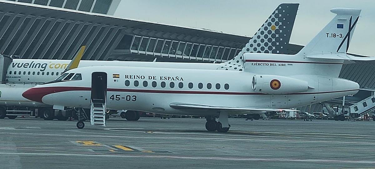 Vista del avión del presidente del Gobierno en Loiu.