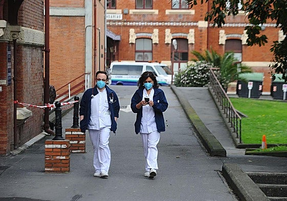 Dos sanitarias de Basurto, con mascarilla.