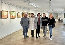 Miembros de la asociación artística del Duranguesado, junto a la alcaldesa y representantes del Ayuntamiento en la renovada sala.
