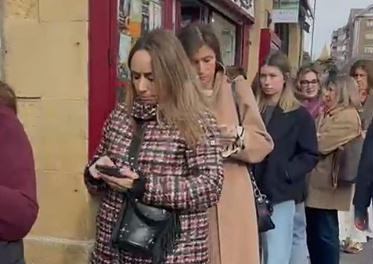 Largas colas en la tienda de Mercules en Neguri para conseguir bolsos a «precios irresistibles».