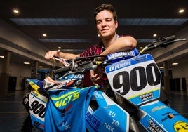 Jon Idiakez posa con su moto en la sede de Zuzenak.