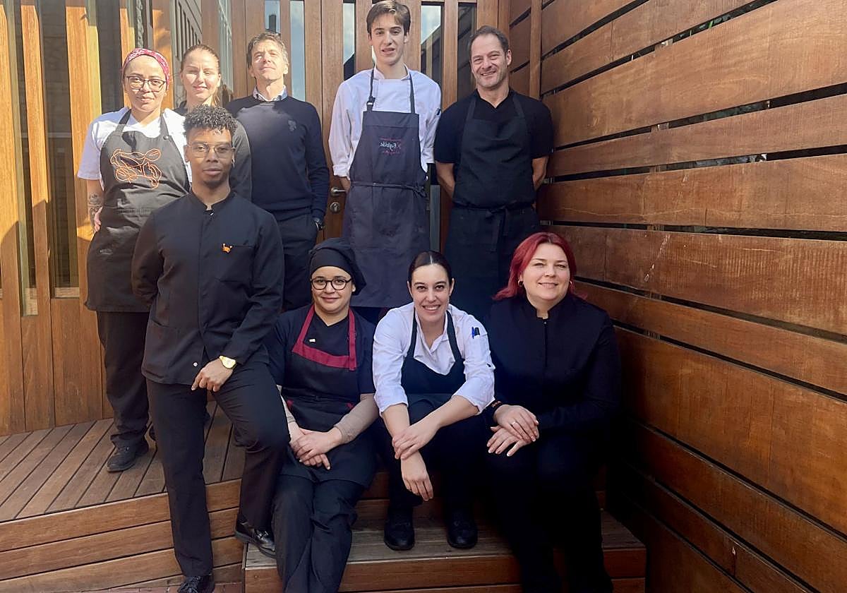 eidy Rojas, María Kasprovich, Óscar Abajo (gerencia), Iker Iriarte y Javi Ruiz. Debajo, Juan Camilo Arroyo, Fátima Fenoug, Zuriñe Berganzo e Irina Belinska en la entrada de Ikea en su nueva andadura.