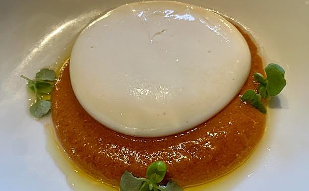 Cremosa burrata hecha con queso Idiázabal y pesto rojo.