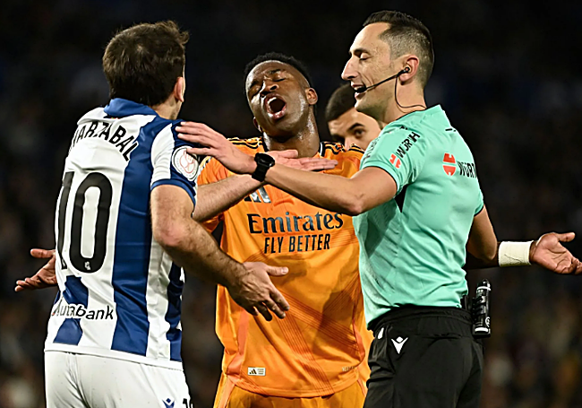 Sánchez Martínez da explicaciones a Vinicius y Oyarzabal.