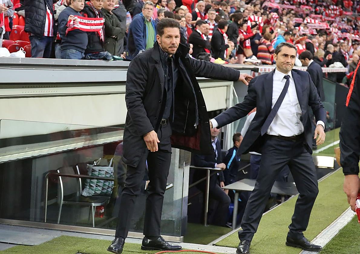 Simeone y Valverde se saludan en un partido antes del partido de Liga de 2022 en San Mamés.