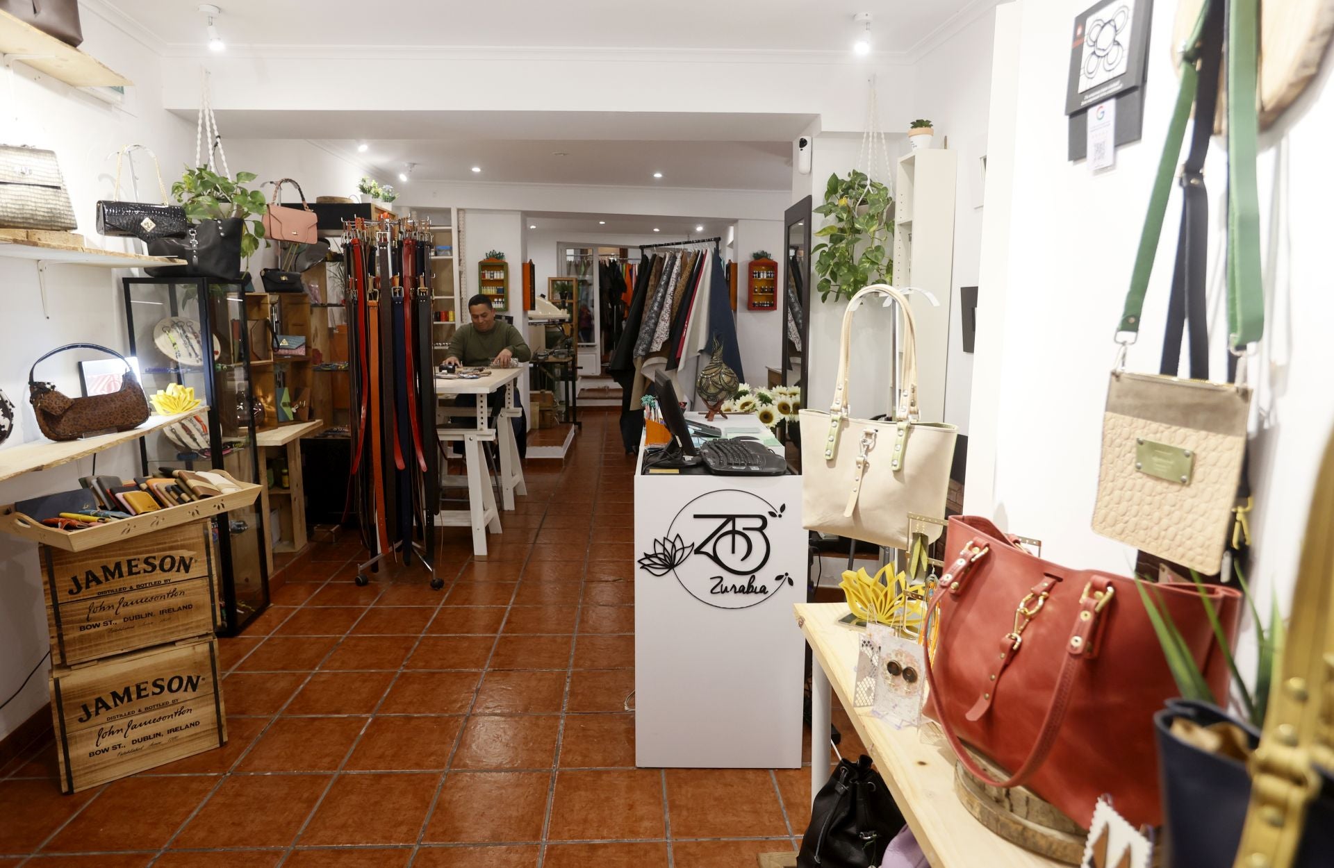 La desconocida tienda de Bilbao con bolsos y cinturones de piel hechos allí mismo por un matrimonio