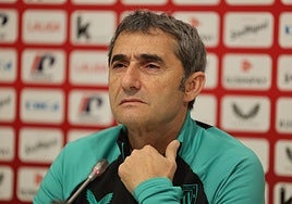 Ernesto Valverde en la sala de prensa de Lezama.