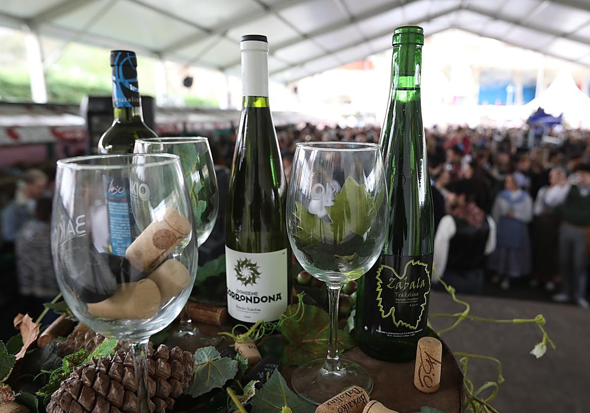 Muestra de botellas de txakoli elaborado en las tres bodegas de Bakio.