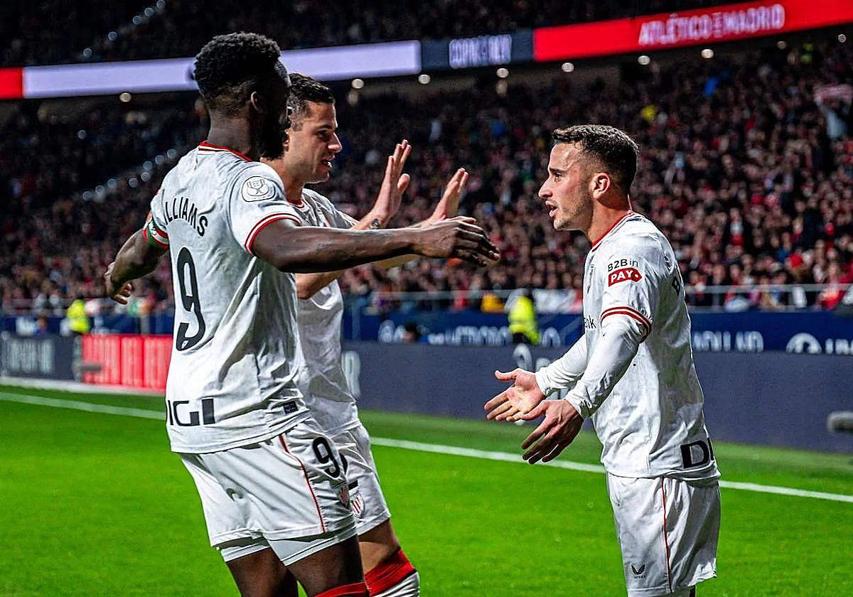 Berenguer celebra con Guruzeta e Iñaki Williams el tanto que anotó en el Metropolitano desde los once metros en la semifinal copera del año pasado.