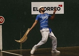 Un jugador de cesta punta golpea la pelota en el frontón Olave.