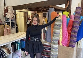 Ixone Gil, propietaria de Jostunak, posa junto a sus telas