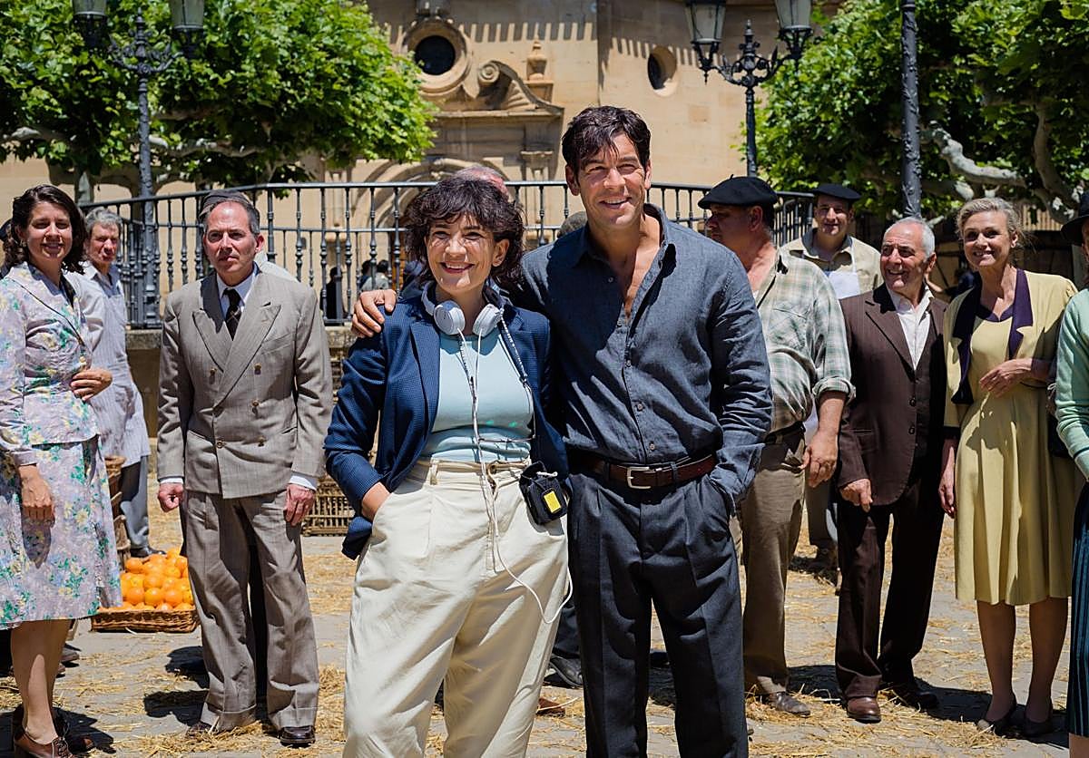Imagen principal - Olga Osorio, directora, junto a Mario Casas, y figurantes. Alberto Valcárcel, diseñador de vestuario, durante la grabación de junio en Elciego. El letrero del 'Cine Rex'.