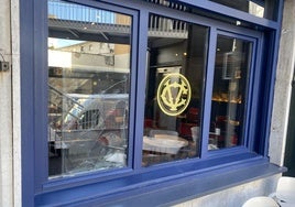 El ladrón rompió el cristal de la izquierda para colarse en el bar.