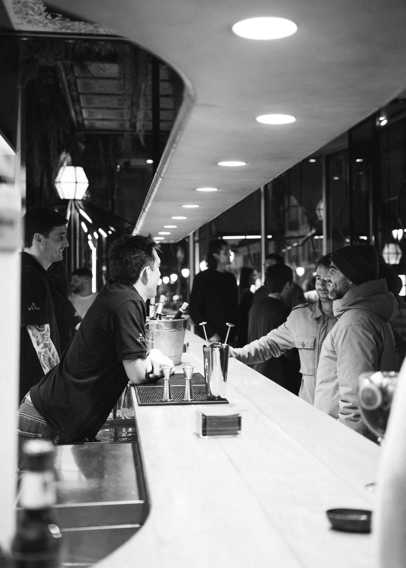 Los reyes del &#039;tardeo&#039; en Bilbao llevan el buen ambiente a su nuevo bar del centro