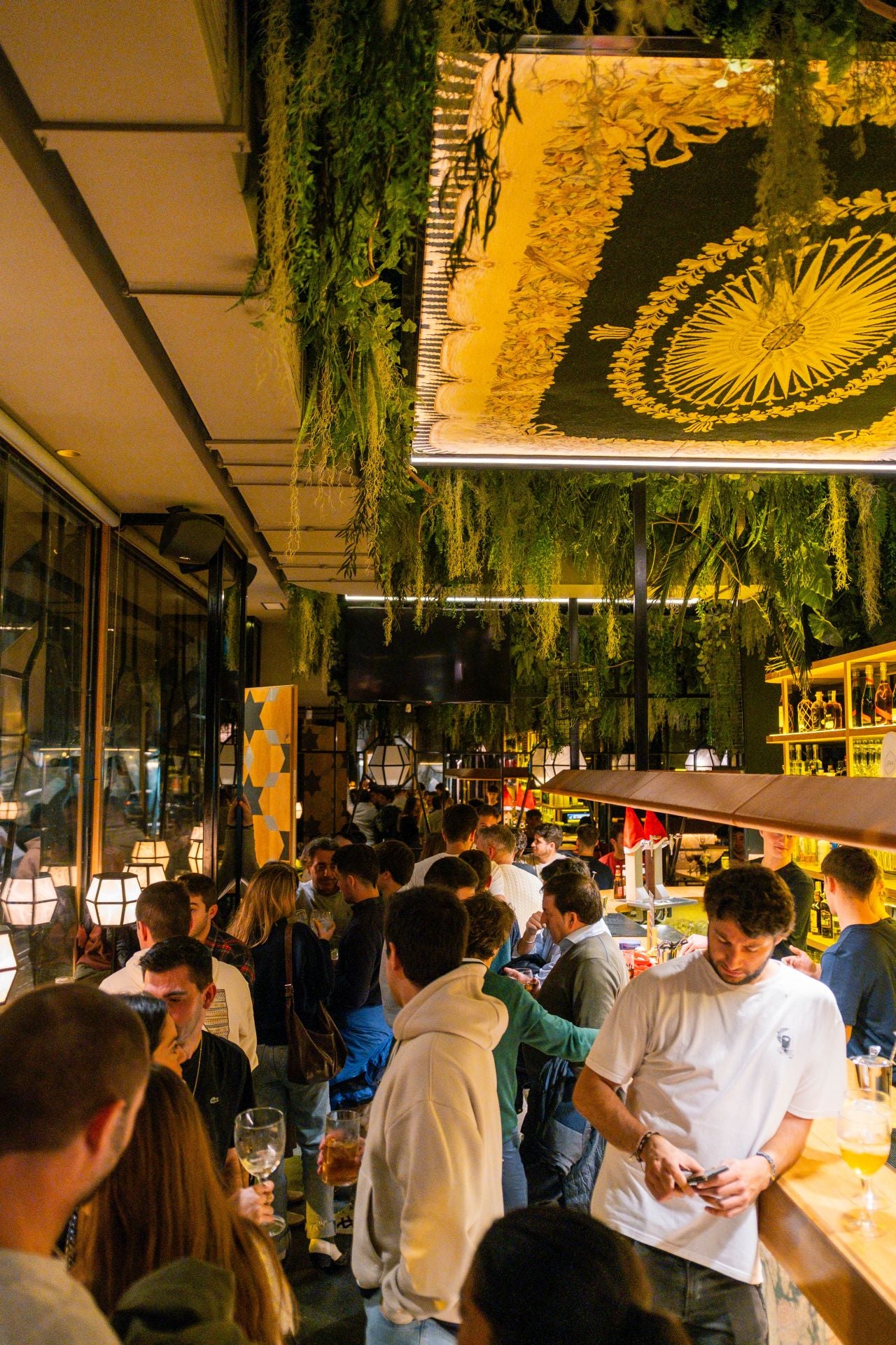 Los reyes del &#039;tardeo&#039; en Bilbao llevan el buen ambiente a su nuevo bar del centro