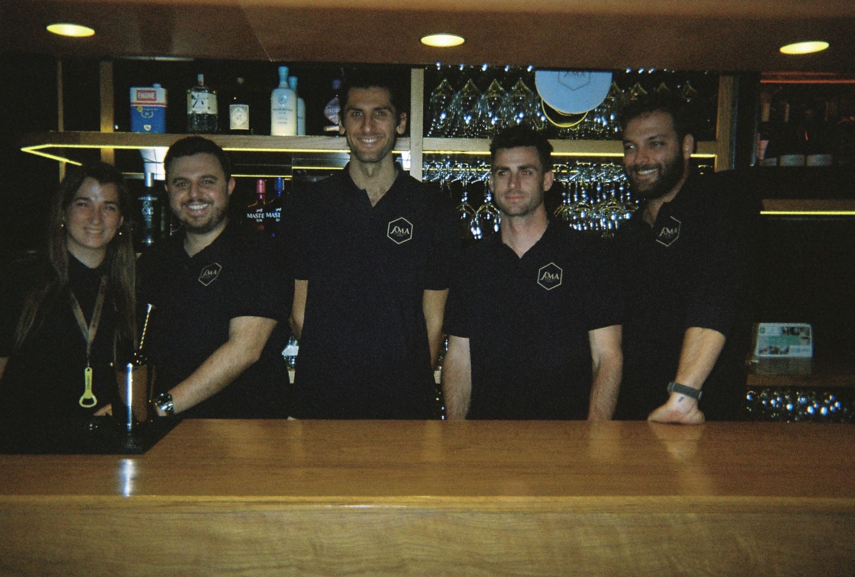 Los reyes del &#039;tardeo&#039; en Bilbao llevan el buen ambiente a su nuevo bar del centro