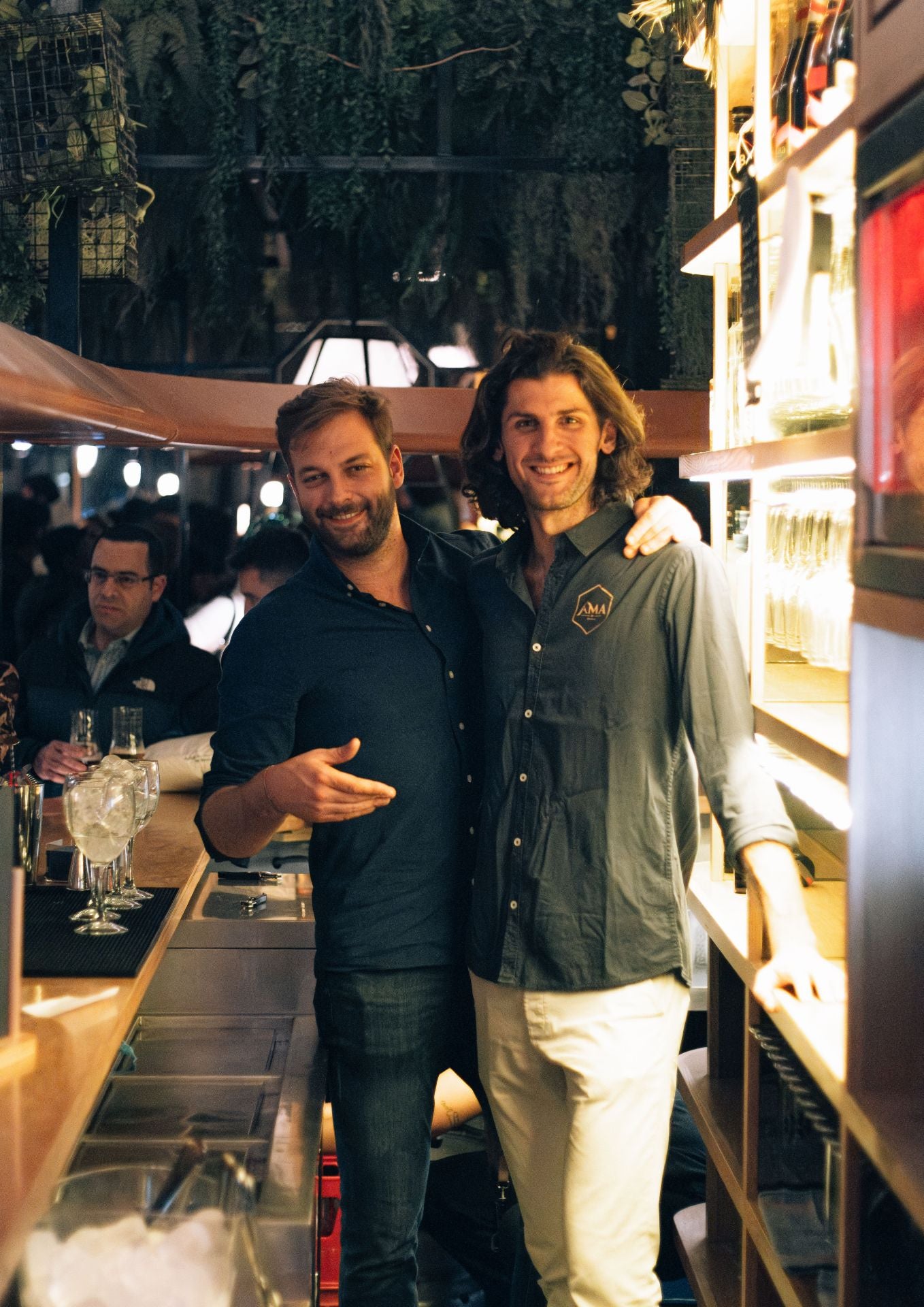 Los reyes del &#039;tardeo&#039; en Bilbao llevan el buen ambiente a su nuevo bar del centro