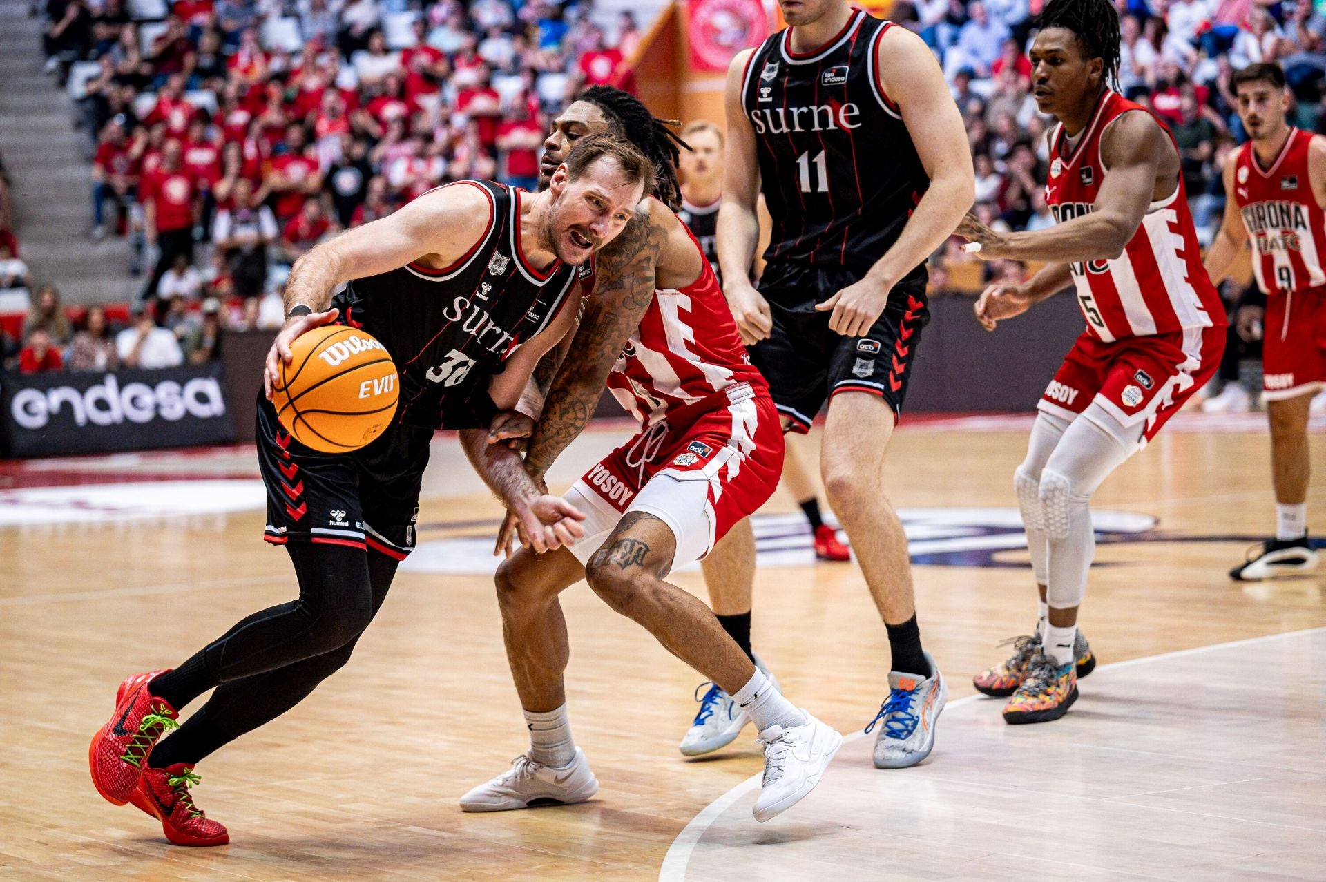 Zoran Dragic lleva el balón en la pista del Girona, que se impuso en la prórroga al Surne.