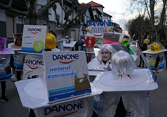 La gabarra, Mario Bros, yogures Danone... Barakaldo se llena de originales disfraces
