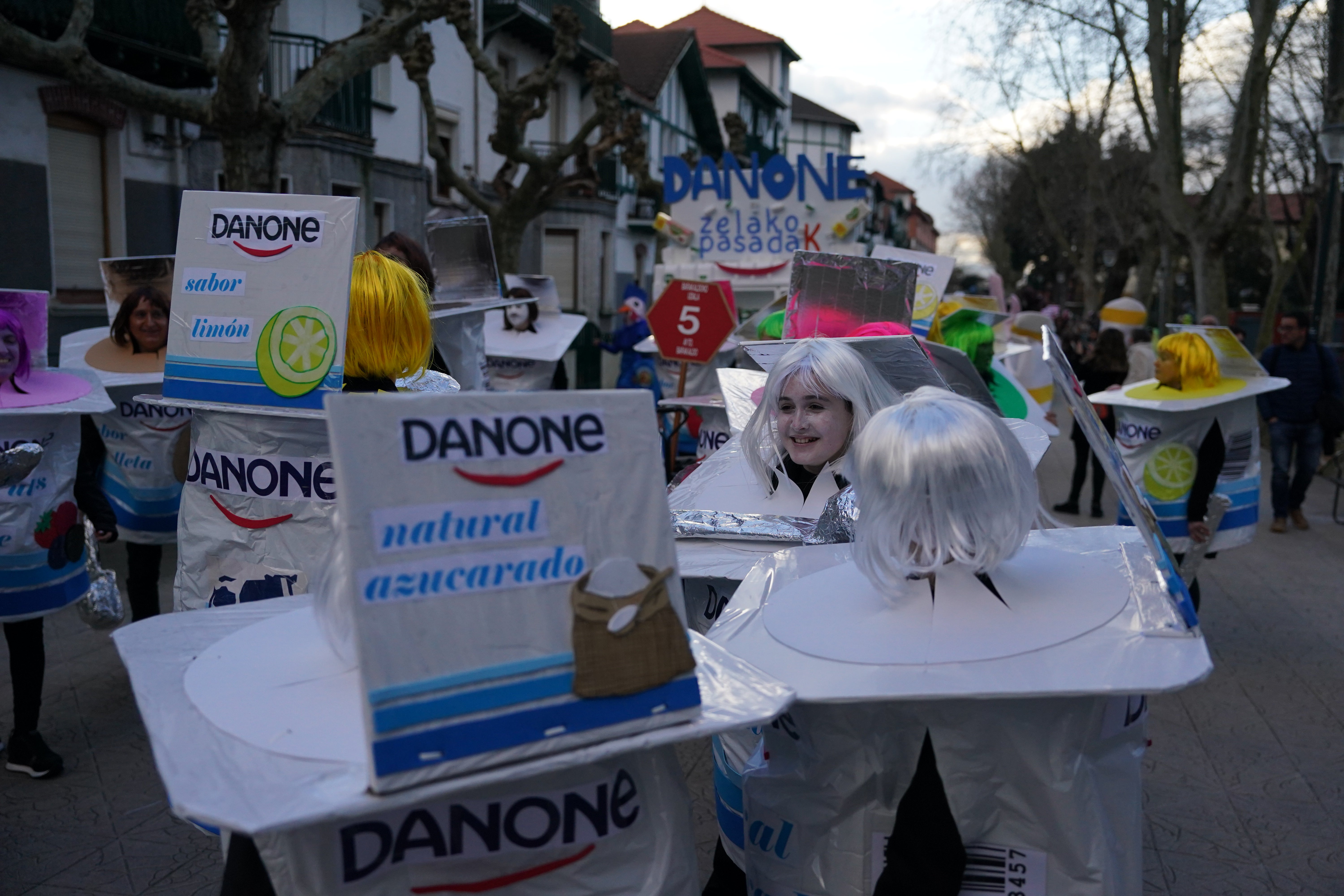 La gabarra, Mario Bros, yogures Danone... Barakaldo se llena de originales disfraces