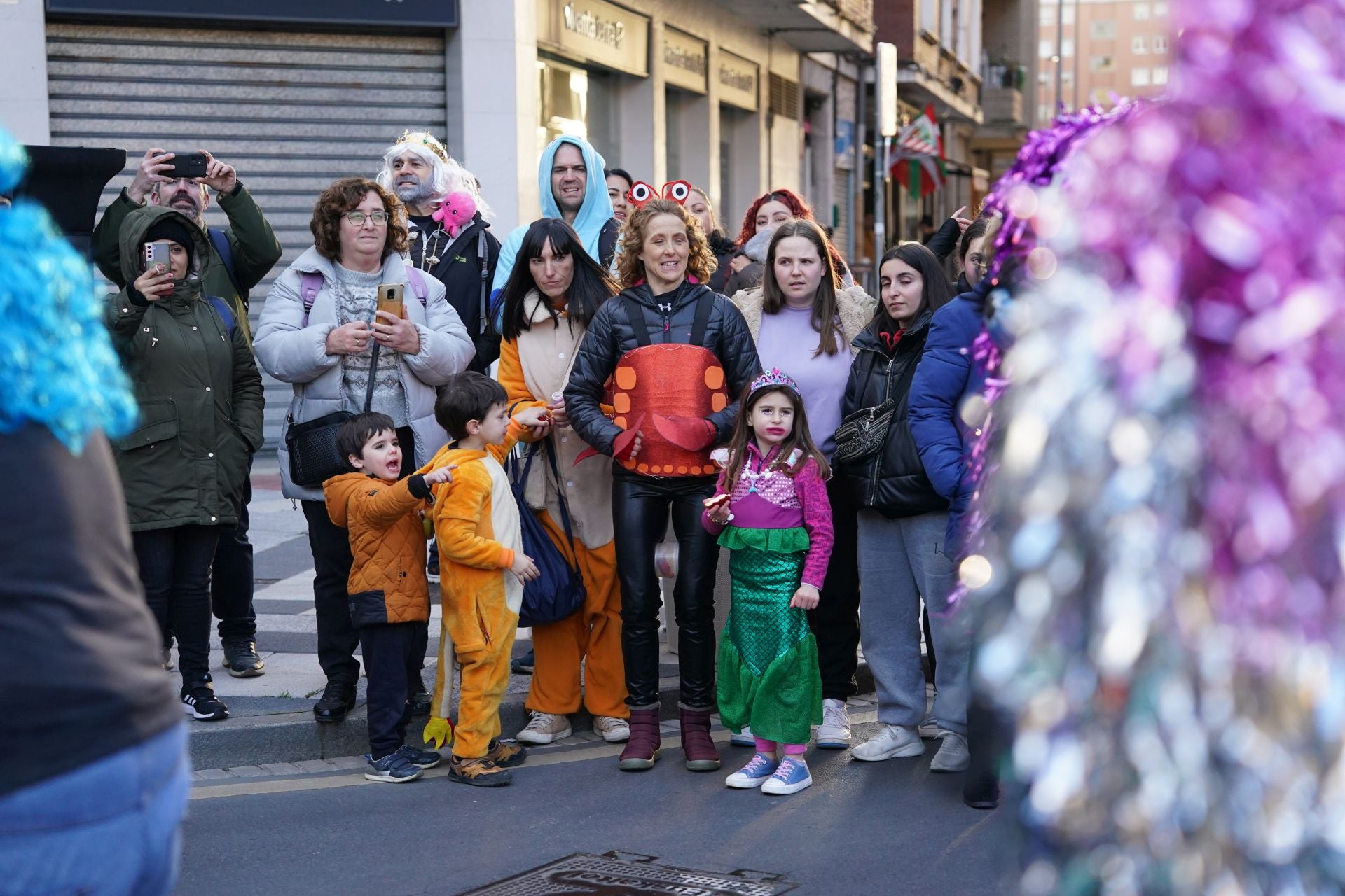 La gabarra, Mario Bros, yogures Danone... Barakaldo se llena de originales disfraces