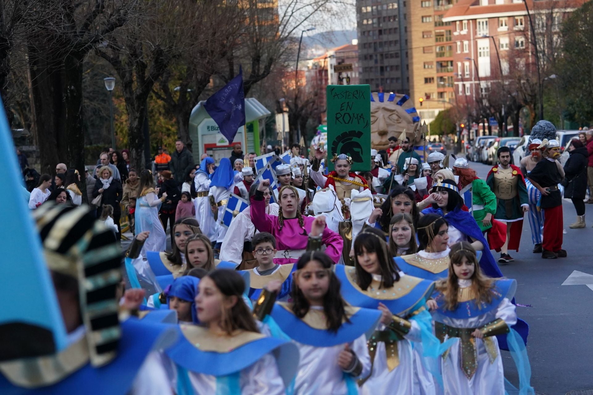 La gabarra, Mario Bros, yogures Danone... Barakaldo se llena de originales disfraces