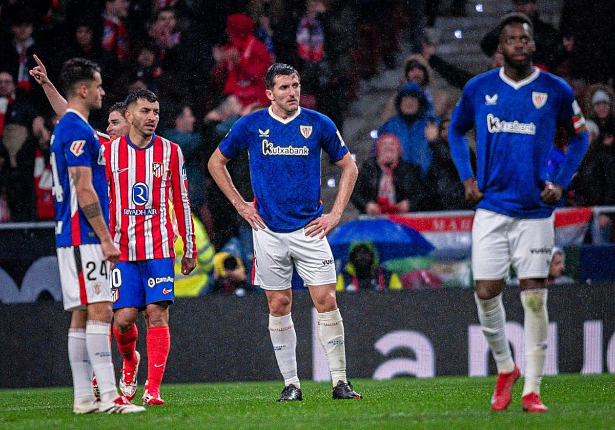 Los jugadores del Athletic lamentan la derrota en el Metropolitano.