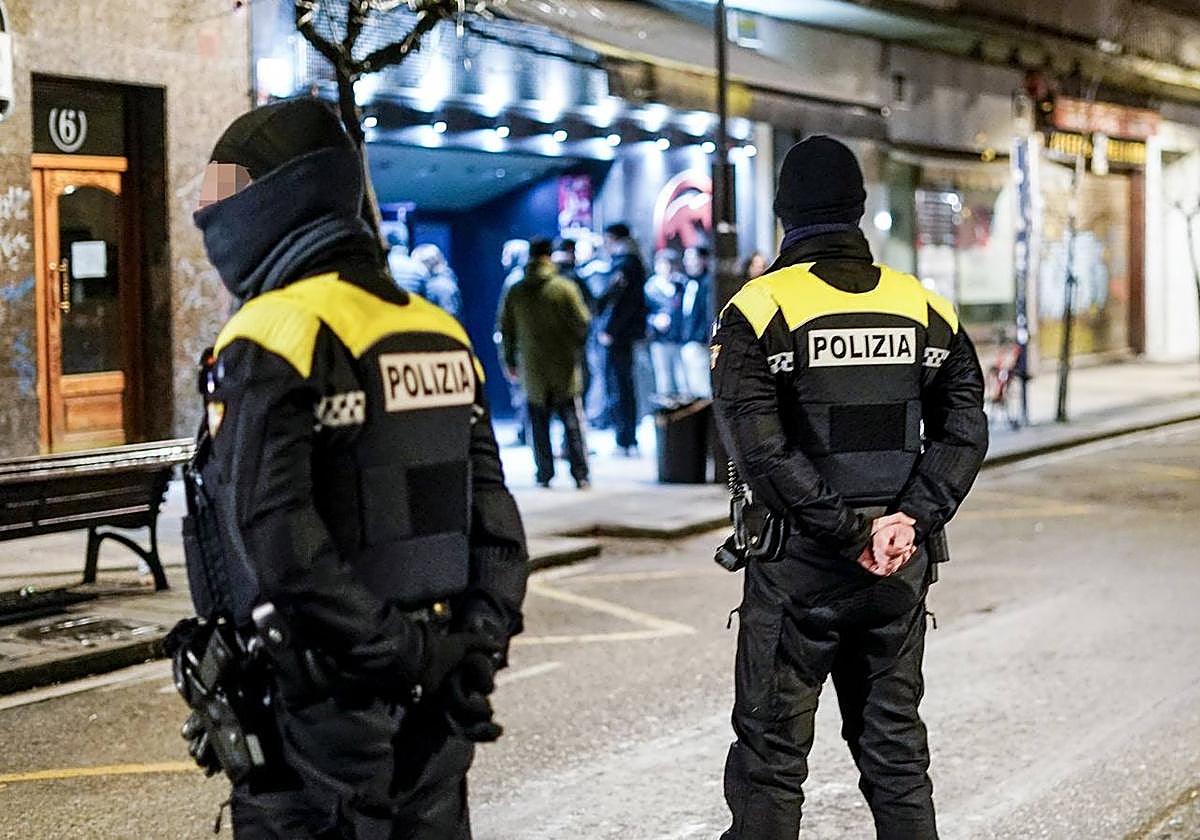 Agentes locales en un dispositivo antinavajas tras la subida de ataques con armas blancas.