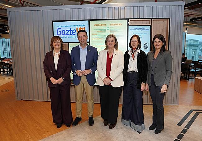 Carmen Manrique (EL CORREO), Mikel Torres, Teresa Laespada, Kontxi Claver y Amaia Ruiz (EC).