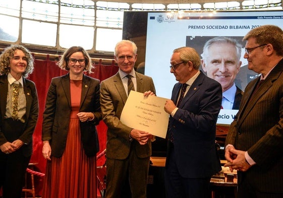 Juan Ignacio Goiria entrega el premio a Juan Ignacio Vidarte, junto a Ibone Bengoetxea, Elixabete Etxanobe y Juan Mari Aburto.