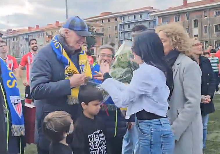 La calurosa felicitación a Iribar por su 82 cumpleaños en un amistoso entre el San Ignacio y los veteranos del Athletic