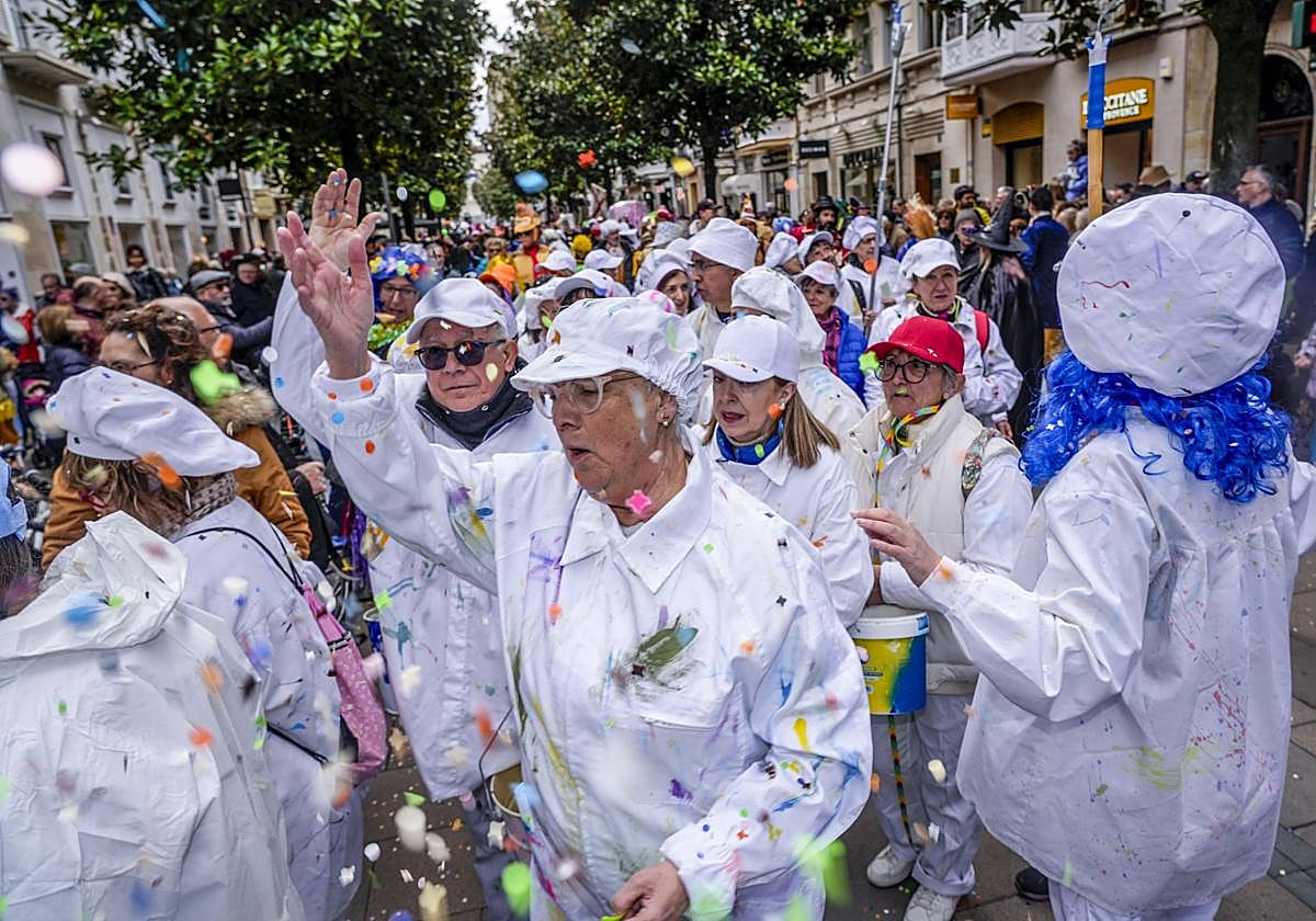 Los pintores han inundado de confeti la calle Dato.