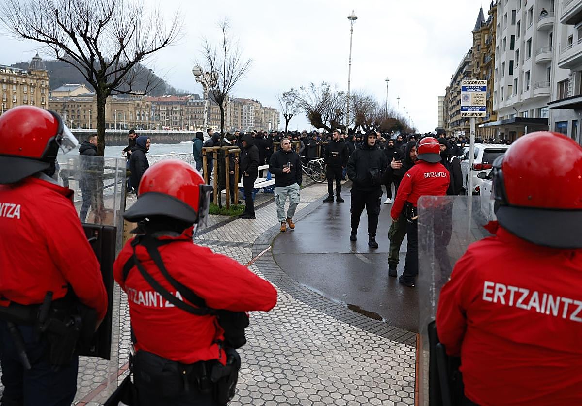 La Ertzaintza momentos antes del partido entre la Real Sociedad y el PAOK.