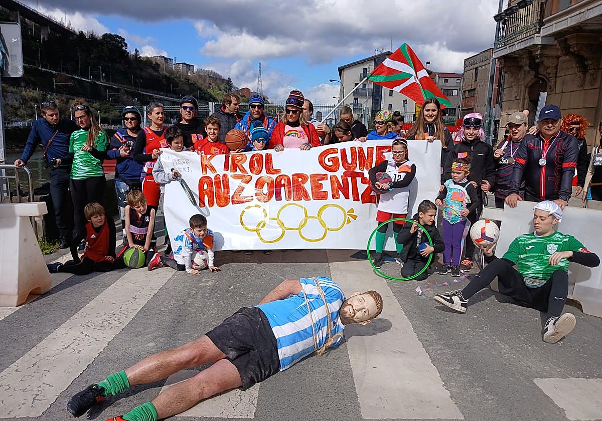 Niños y mayores disfrutan de un carnaval reivindicativo.