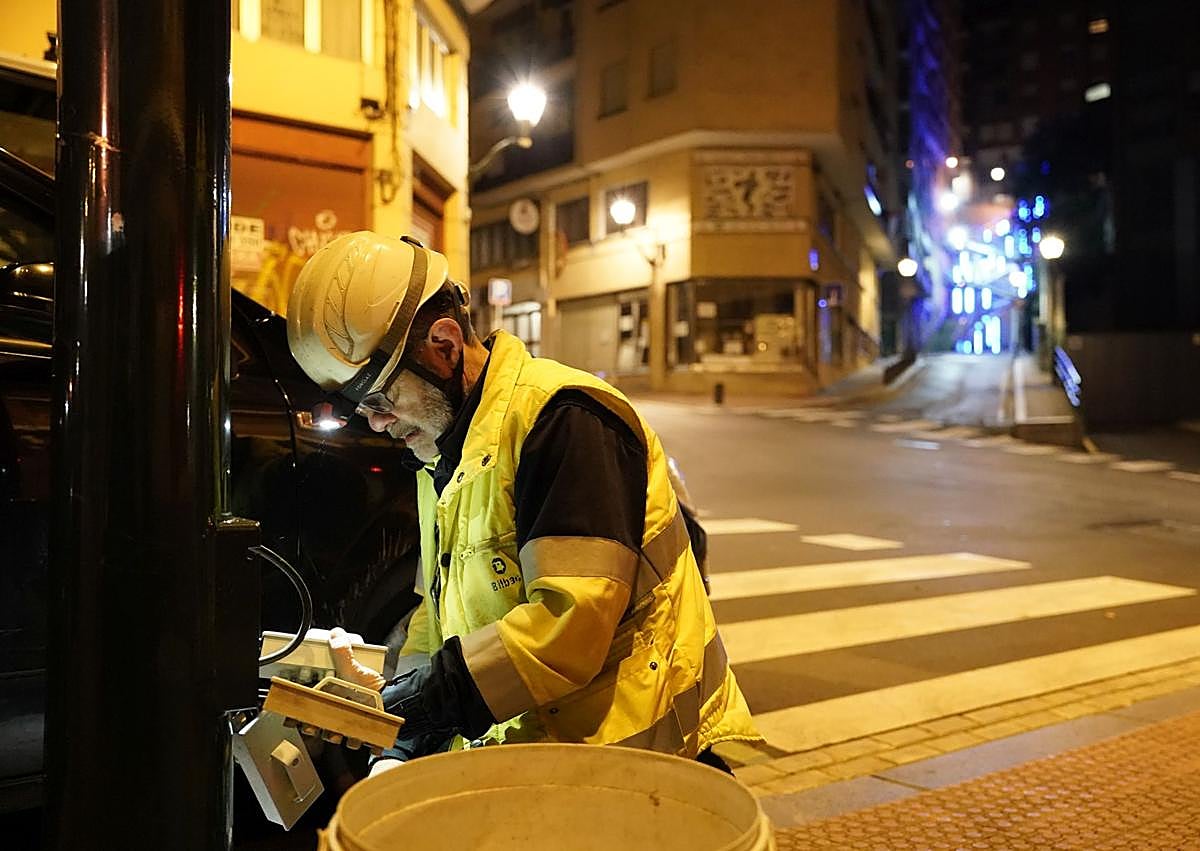 Imagen secundaria 1 - Un taxista recoge a una clienta. Jesús Mari trabaja en una farola de la calle Aurrekoetxea. Los menorquines Roser y Óscar cruzan la plaza del Arriaga. 