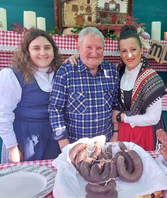 Imagen secundaria 2 - El equipo de Carnicería Arteagabeitia; Leire Belaustegi y su hija Nahia, que han arrasado en los campeonatos de Euskadi de pastel vasco; y la familia de Pedro Correa, al frente del restaurante Mendiondo.