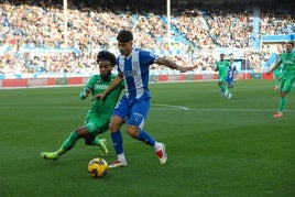 Carlos Martín conduce el balón en el encuentro ante el Leganés.
