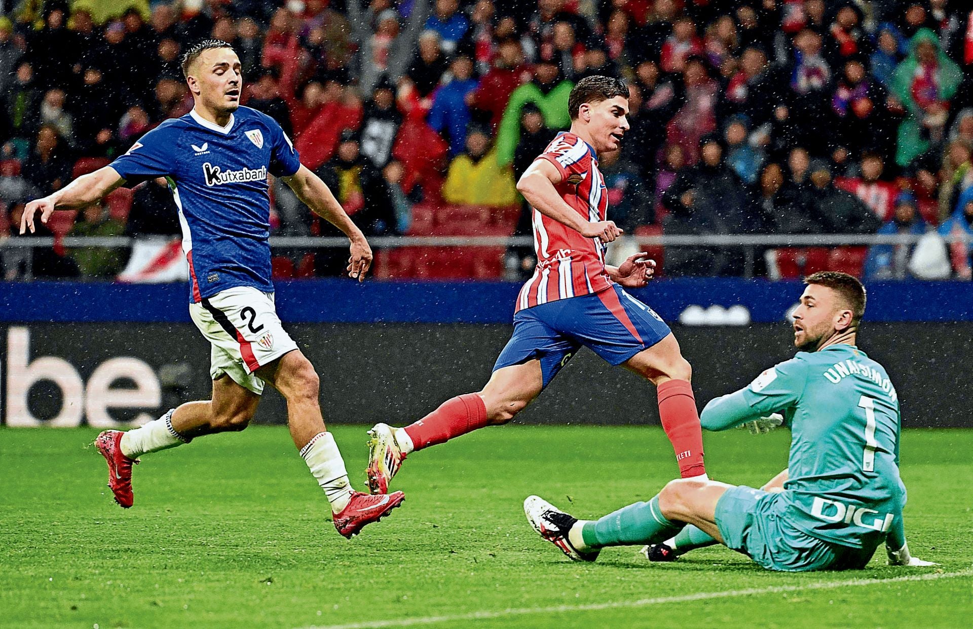 Julián Álvarez marca el único gol del partido poco después de saltar al campo.