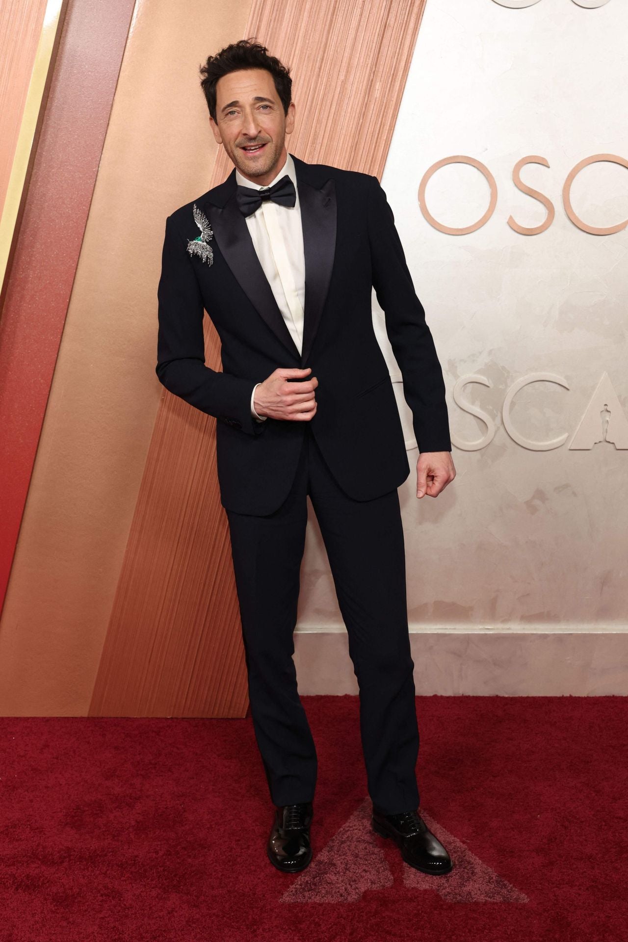 Adrien Brody, impecable con un tradicional esmoquin al que ha puesto la guinda con un impresionante broche con diamantes.