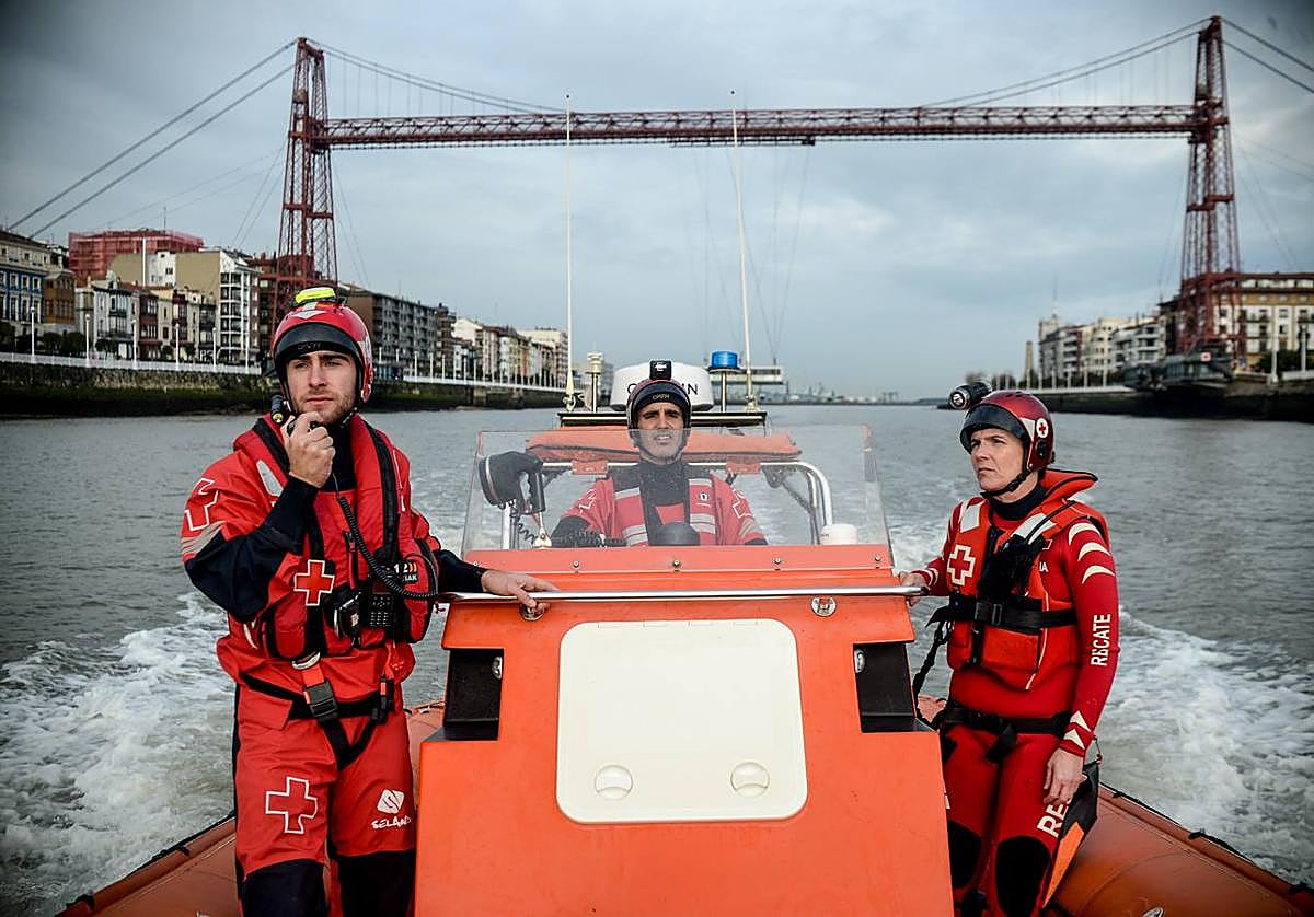 Rescate. Tres voluntarios de la Cruz Roja del Mar de la base de Arriluze participan en un rescate.