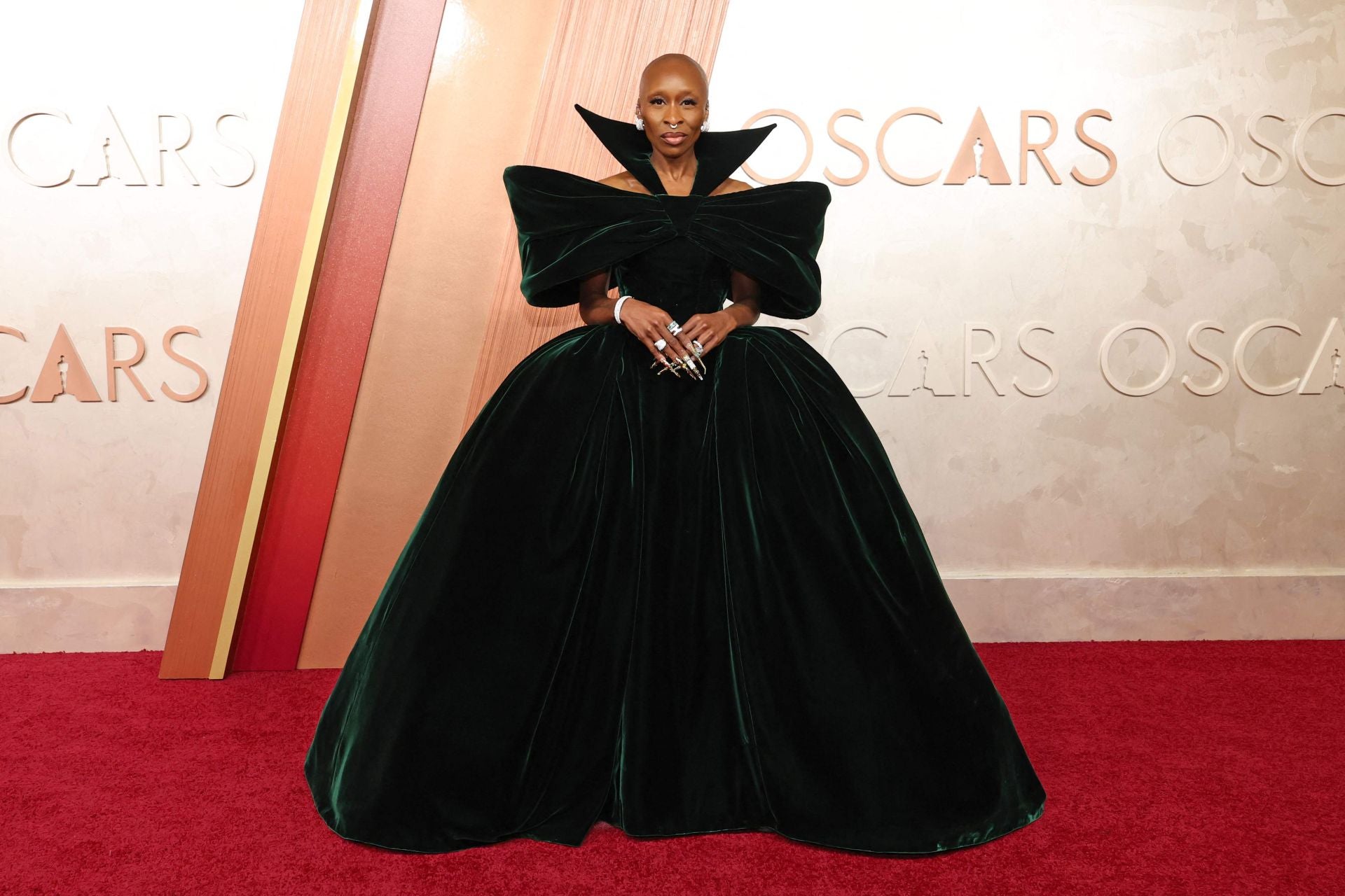 Cynthia Erivo ha pensado que más es poco y ha acaparado todas las miradas con este vestido de terciopelo verde oscuro con gran lazada en el escote y falda voluminosa que Louis Vuitton ha diseñado a medida para ella.