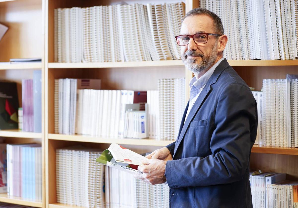 Josu Solabarrieta, experto en evaluación educativa y profesor en la Universidad de Deusto, posa en la sede del Isei-Ivei en el barrio bilbaíno de San Ignacio.