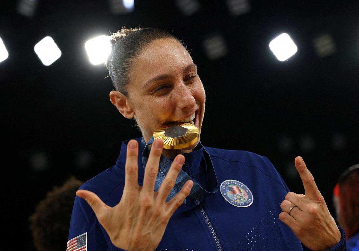 Diana Taurasi Pariseko urrearekin