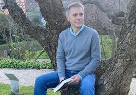 El autor fabril se estrenó como escritor en pleno confinamiento, publicando ahora la segunda parte de 'Margen Izquierda. Matar sin sentido'.