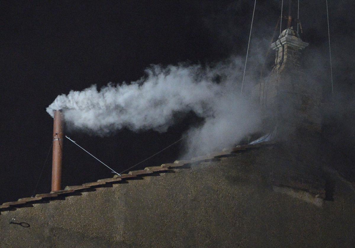El humo que informa del nuevo Papa: ¿qué es la fumata negra y qué es la fumata blanca?