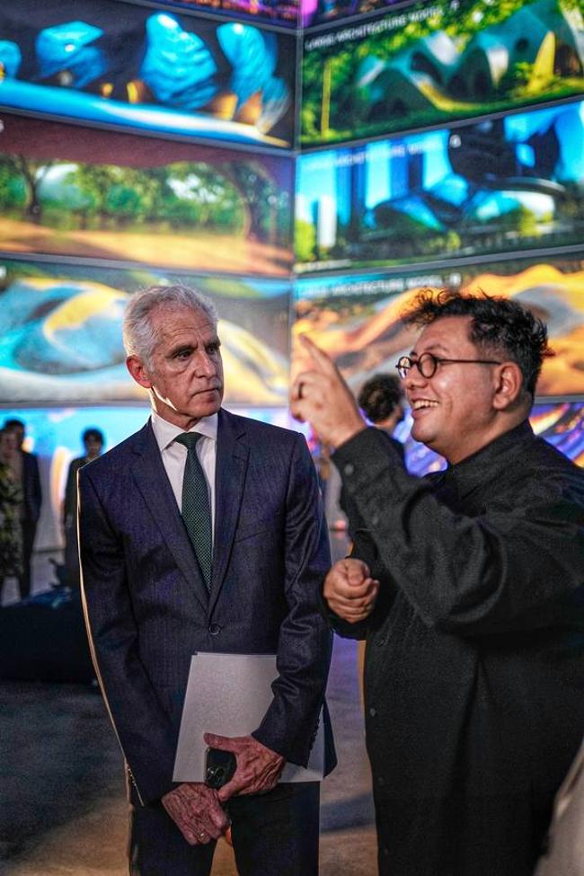 Juan Ignacio Vidarte y Refil Anadol, en medio de la exposición.