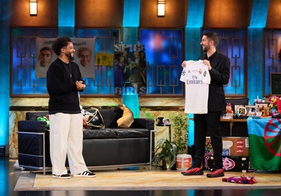 El exfutbolista Marcelo y su regalo envenenado a Broncano: «Me la voy a quedar, pero está feísimo»