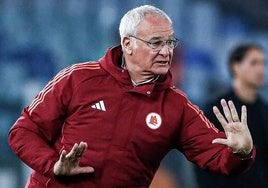 Claudio Ranieri da instrucciones a sus jugadores en el partido que la Roma jugó contra el Monza.